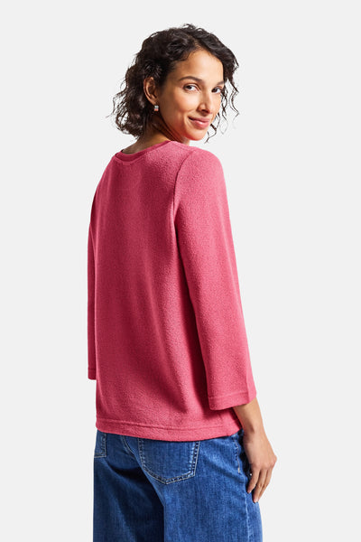 Pull col rond corail de Street One porté avec un jean bleu, vue de dos.