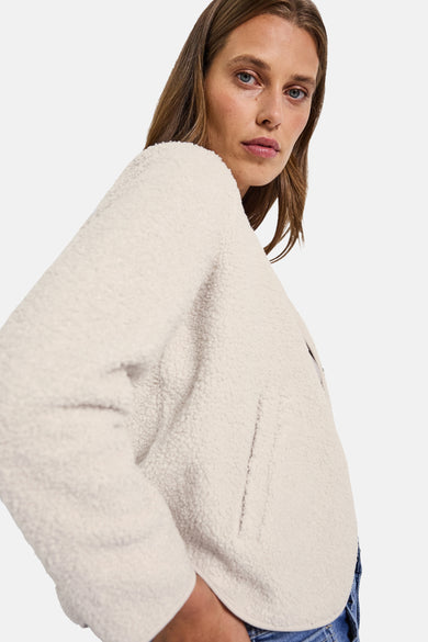 Ecru teddy gilet van STREET ONE, met zijzak en zachte textuur.
