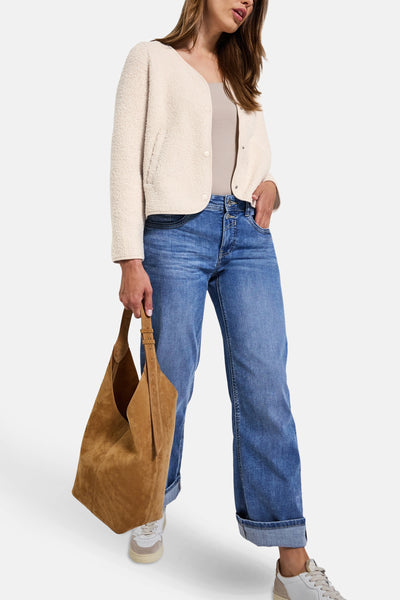 Ecru gilet van Street One, gedragen over een neutrale tanktop met opgerolde jeans en een suède tas.