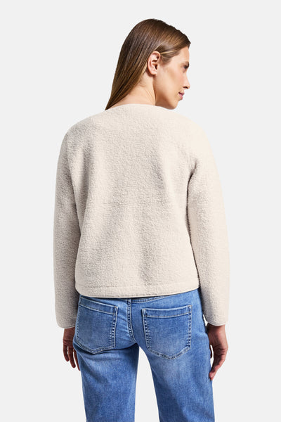 Ecru vest van boucléwol van STREET ONE, gedragen met een lichtblauwe jeans.