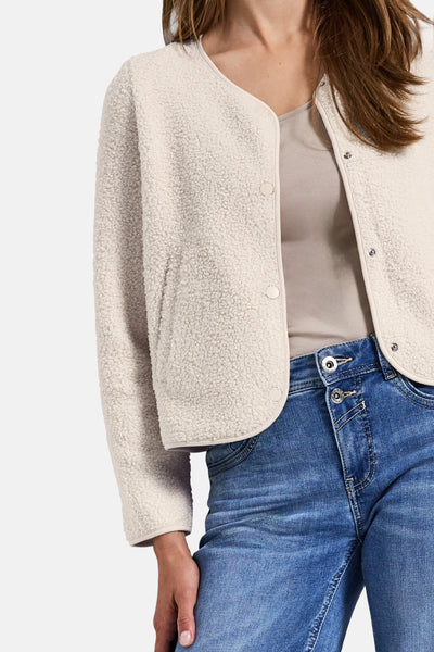 Ecru gilet van bouclé wol van Street One, gedragen met een beige T-shirt en een blauwe jeans