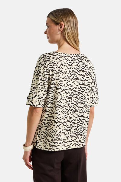 Multikleuren T-shirt met korte mouwen van Street One, met zwart en beige abstract patroon, gedragen met een bruine broek.