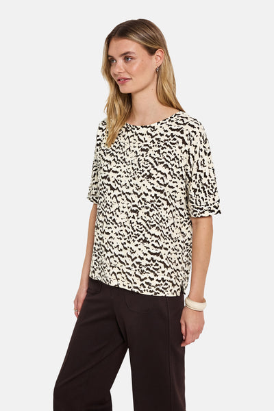 Multikleuren bedrukt T-shirt met korte mouwen van Street One, gedragen met een bruine broek en een armband.
