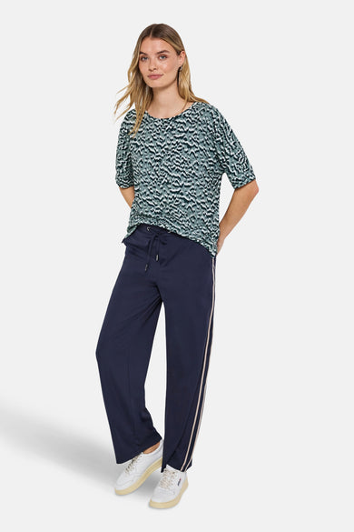 T-shirt à manches courtes multicolore par STREET ONE, avec un imprimé graphique moderne porté avec un pantalon bleu marine.
