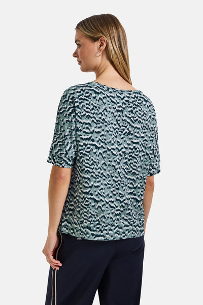 T-shirt à manches courtes multicolore de STREET ONE, avec motif abstrait et porté avec un pantalon bleu marine.
