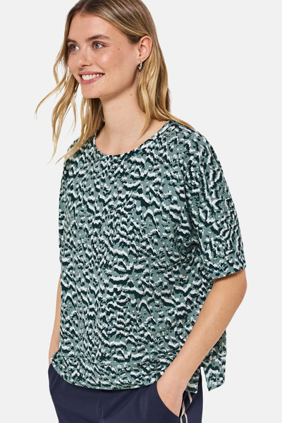 Multikleurig T-shirt met korte mouwen van Street One, met abstract patroon, gedragen met een marineblauwe broek.