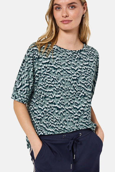 T-shirt à manches courtes multicolore de Street One, à motif abstrait, porté avec un pantalon bleu marine.
