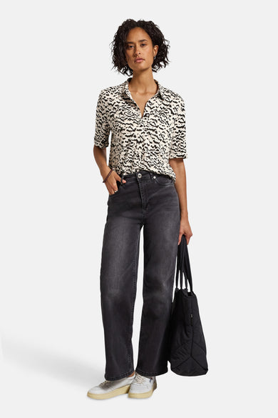 Top met korte mouwen, meerkleurig van STREET ONE met dierenprint, gedragen met een grijze jeans.