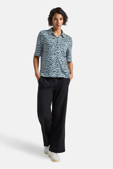 Top met korte mouwen blauw van STREET ONE, gedragen met een wijde zwarte broek en witte sneakers.