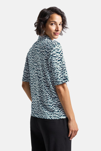 Top uni bleu à manches courtes de Street One, avec un motif abstrait et un col chemise.