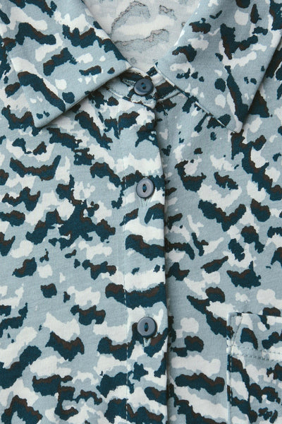 Top met korte mouwen blauw van STREET ONE, met camouflageprint, knoopkraag en borstzak.