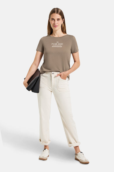 Beige T-shirt met korte mouwen van Street One, gedragen met een witte jeans en sneakers.