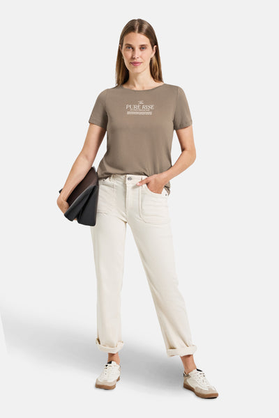 Beige T-shirt met korte mouwen van Street One, gedragen met een witte jeans en sneakers.