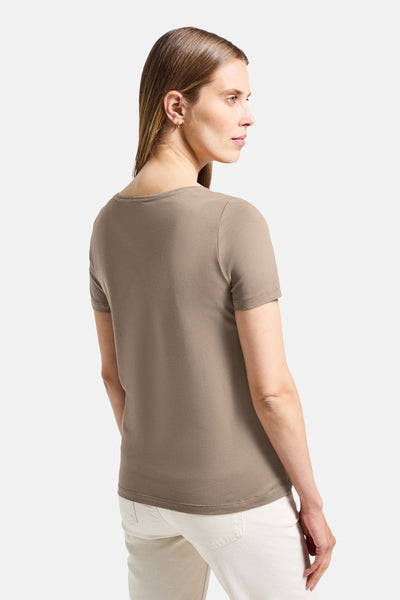 Beige T-shirt met korte mouwen van STREET ONE, gedragen met een witte broek, achtergezicht.