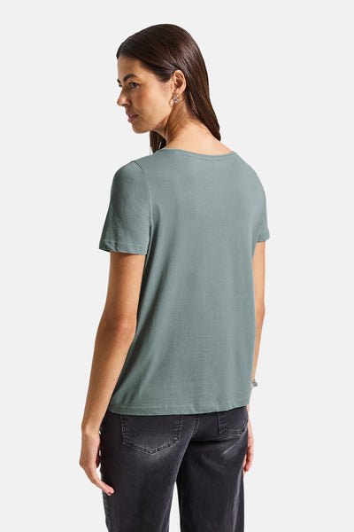 Blauw T-shirt met korte mouwen van STREET ONE, gedragen met een zwarte, uitgewassen spijkerbroek, achtergezicht.