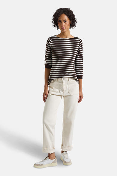 Multikleuren gestreept T-shirt met lange mouwen van Street One, gedragen met een opgerolde lichte broek en witte sneakers.