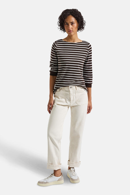 Multikleuren gestreept T-shirt met lange mouwen van Street One, gedragen met een opgerolde lichte broek en witte sneakers.