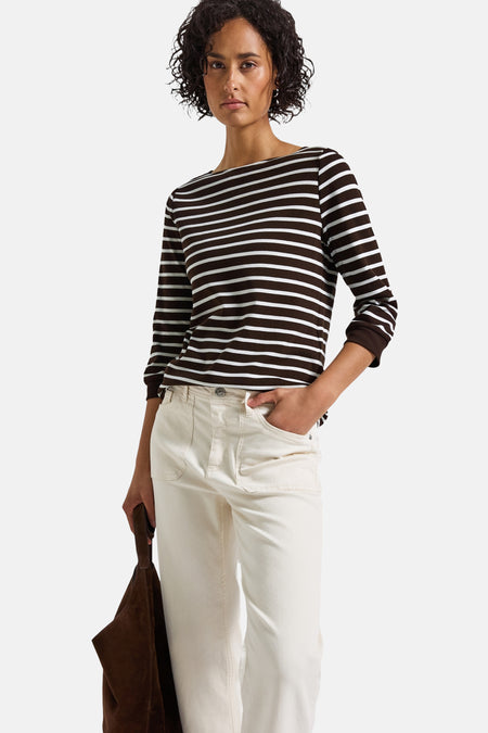 Gestreept T-shirt bruin en wit van Street One, gedragen met een beige broek en een bruine suède tas.