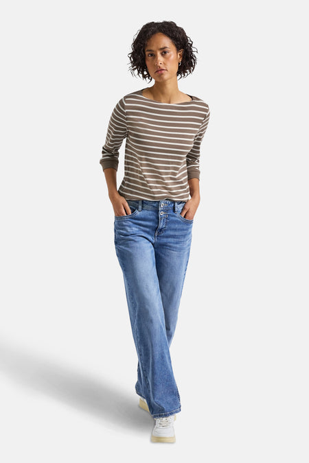 Multikleuren gestreept T-shirt met lange mouwen van STREET ONE, gedragen met een spijkerbroek en witte sneakers.