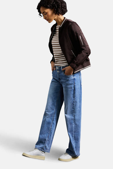 Multikleurig T-shirt met lange mouwen van STREET ONE, gedragen met een bomberjack en een jeans met hoge taille.