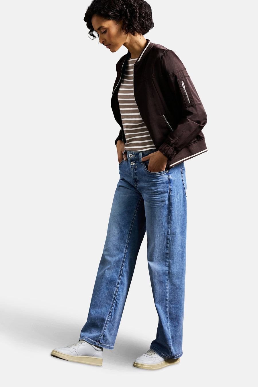 Multikleurig T-shirt met lange mouwen van STREET ONE, gedragen met een bomberjack en een jeans met hoge taille.