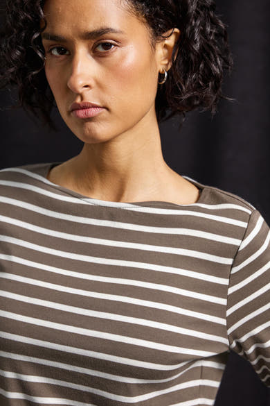 Bruin en wit gestreept T-shirt met lange mouwen van Street One, gedragen door een model met kort haar.
