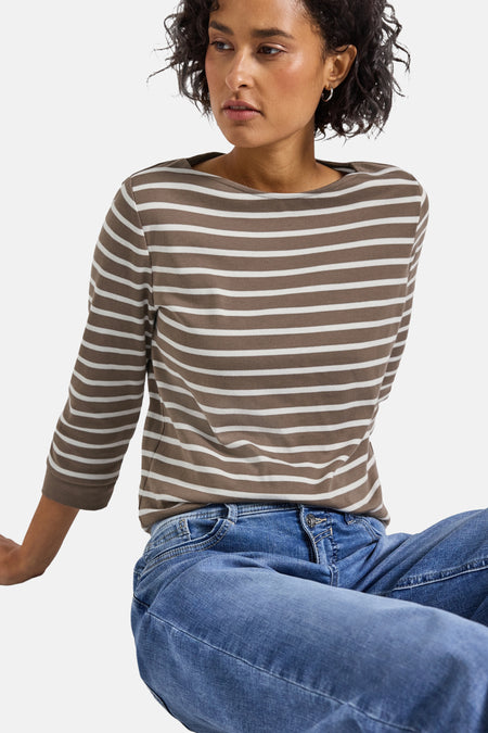 Beige en wit gestreept T-shirt met lange mouwen van Street One gedragen met een blauwe jeans.