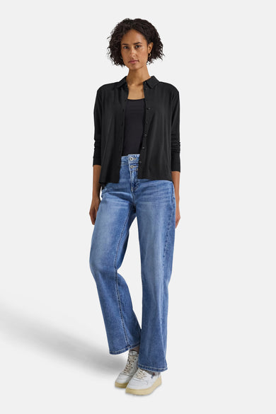 Top met lange mouwen zwart van STREET ONE, gedragen met een vest en een high-waist jeans.