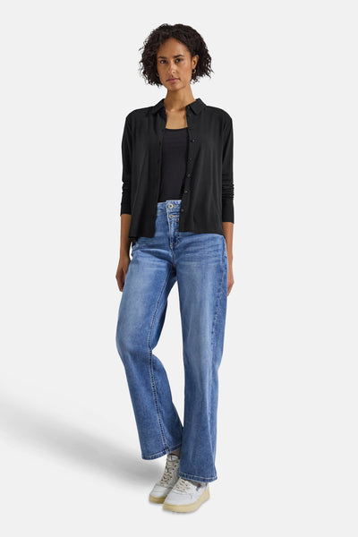 Top met lange mouwen zwart van STREET ONE, gedragen met een vest en een high-waist jeans.
