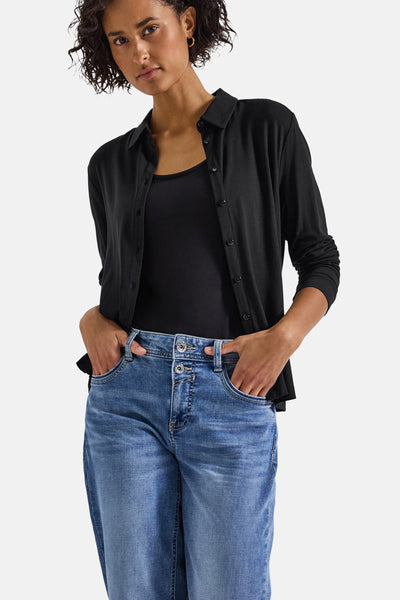 Top met lange mouwen zwart van STREET ONE, gedragen over een zwarte tanktop en een blauwe jeans met hoge taille.