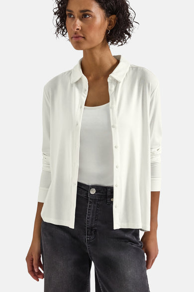 Top met lange mouwen wit van Street One, gedragen over een witte tanktop en een zwarte jeans.
