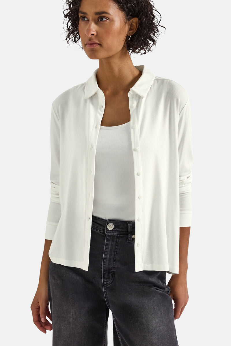 Top met lange mouwen wit van Street One, gedragen over een witte tanktop en een zwarte jeans.