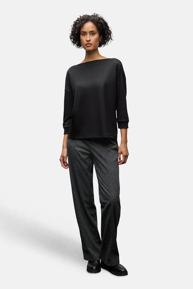 Top met korte mouwen zwart van STREET ONE, gedragen met een gestreepte broek.