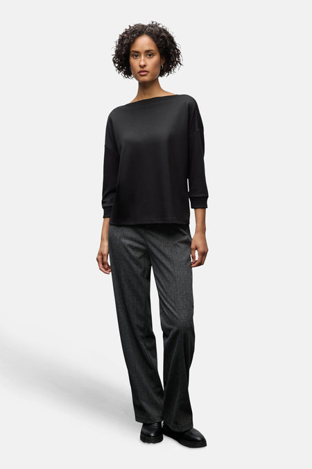 Top met korte mouwen zwart van STREET ONE, gedragen met een gestreepte broek.