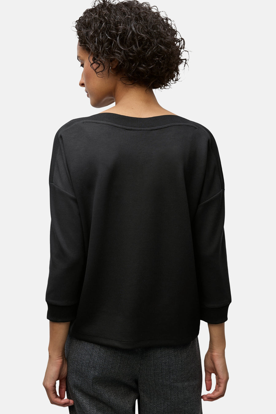 Top met korte mouwen zwart van STREET ONE, achterkant, gedragen met een broek met visgraatmotief.