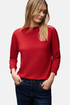 Top met korte mouwen rood van Street One, gedragen met een donkerblauwe spijkerbroek.