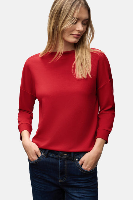 Top met korte mouwen rood van Street One, gedragen met een donkerblauwe spijkerbroek.
