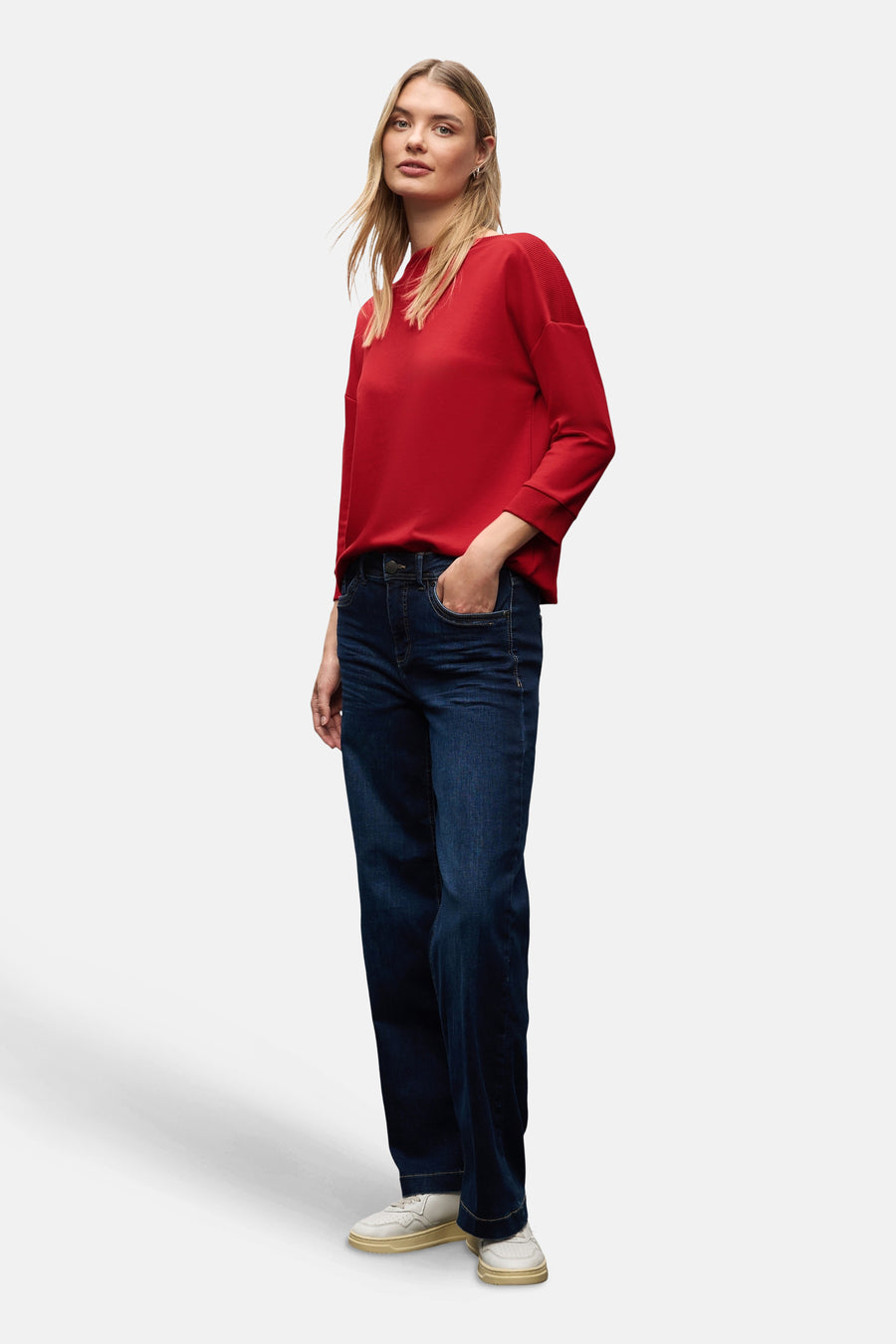 Top met korte mouwen rood van Street One met een donkerblauwe jeans en witte sneakers.