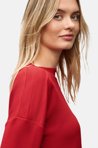 Rood T-shirt met korte mouwen van Street One met textuurdetail op de schouder, gedragen door een blondine.