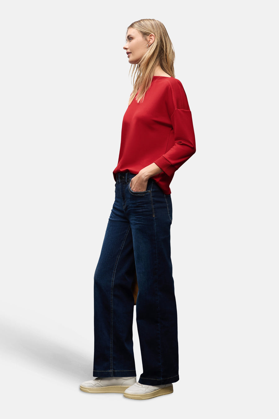 Top met korte mouwen rood van STREET ONE, gedragen met een wijde jeans en witte sneakers.