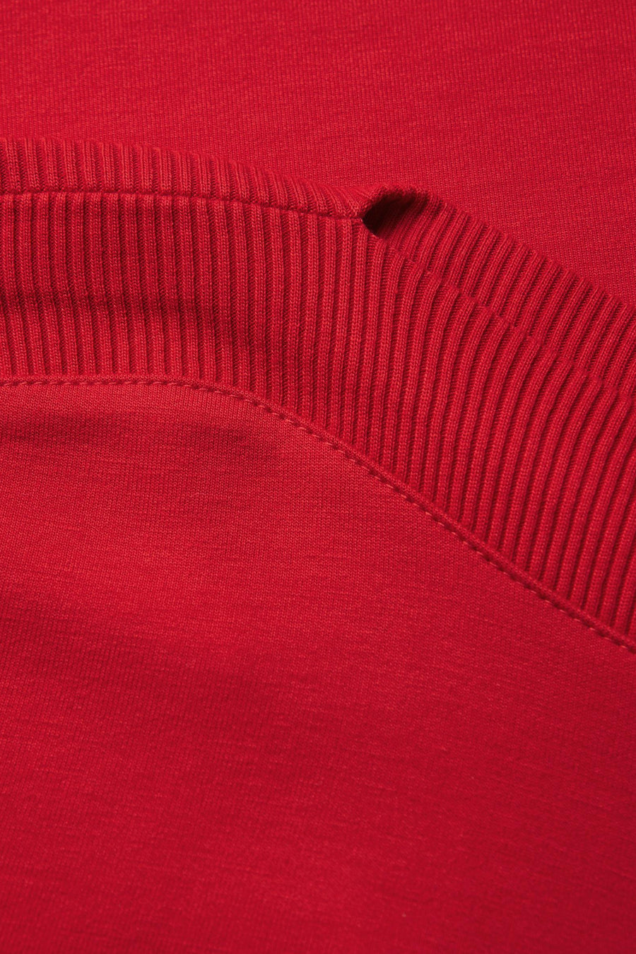 Top met korte mouwen rood van STREET ONE, geribbelde textuur op de halslijn, kraagdetail.