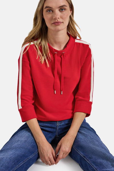 Sweat col rond rouge de STREET ONE, avec des bandes blanches sur les manches et un cordon de serrage.