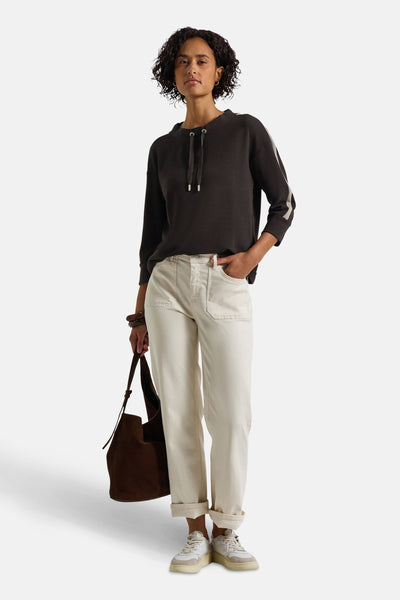Bruine ronde trui van Street One, met koorden en gestreepte details op de mouwen, gedragen met een witte jeans.