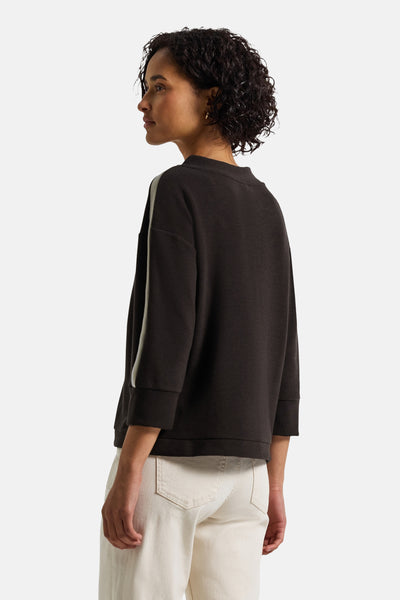 Ronde hals sweatshirt bruin van Street One met driekwartmouwen en contrasterende witte streep.