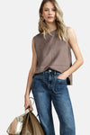 Mouwloos topje van suède in bruin van Street One, gedragen met een high-waisted jeans en een handtas.