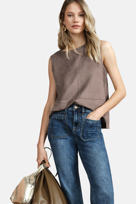 Mouwloos topje van suède in bruin van Street One, gedragen met een high-waisted jeans en een handtas.