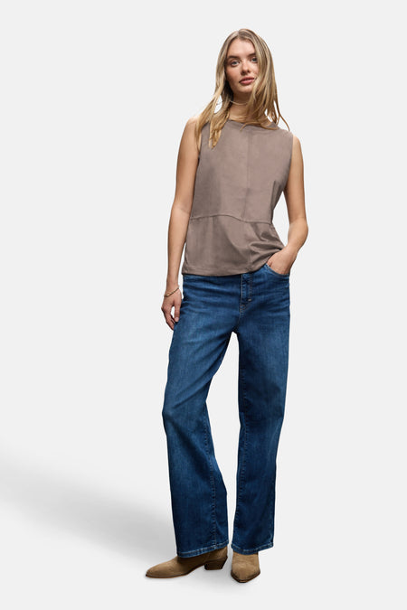 Bruin mouwloos topje van Street One, gedragen met een spijkerbroek en bruine laarzen, modelpose.