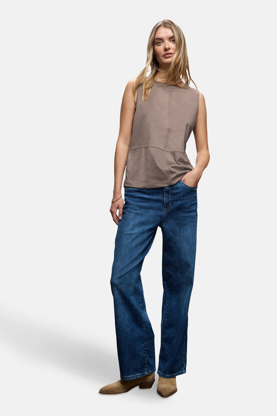 Bruin mouwloos topje van Street One, gedragen met een spijkerbroek en bruine laarzen, modelpose.