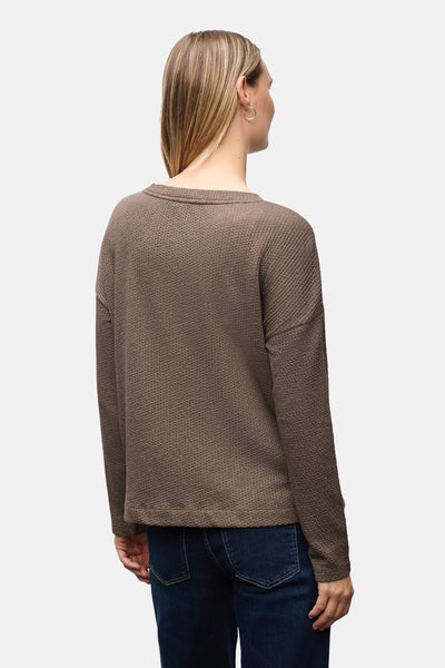 Top met lange mouwen bruin van STREET ONE, wafelstructuur detail, gedragen met een donkerblauwe jeans.