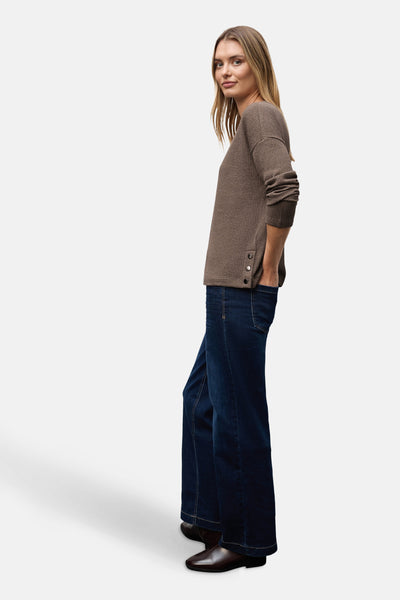 Top met lange mouwen bruin van STREET ONE met knoopdetails en gedragen met een flared jeans.